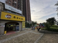 744121年赚15万小区出入口拐角日营5.5k品牌零食店便利店店低价转让（可蹲点）