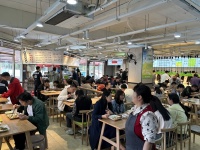 741033科技产业园区环绕，大型小区出入口头铺快餐饮店转