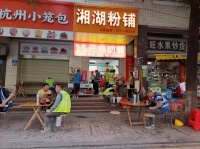 8410124 新开铺成熟小区粉面盖码饭店转让，旁边工地刚开工